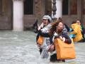 Шоппинг в затопленной Венеции