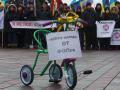 «Я не лох»: активисты пикетируют Раду с требованием отменить законы о детенизации расчетов