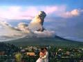 Пара одружилася під час виверження вулкана