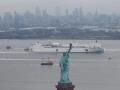 В Манхеттені пришвартувався плавучий госпіталь ВМС США