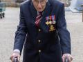 99-летний ветеран из Великобритании собрал £1,4 миллиона на борьбу с коронавирусом