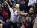Поліцейські у США висловлюють підтримку мирним акціям, що проходять із вимогою справедливості