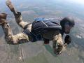 Десантники тестують американські парашути
