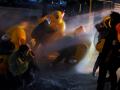В Таиланде протестующие укрываются от полиции за надувными утками