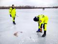 Столичні рятувальники дістали вмерзлого в кригу потопельника з річки