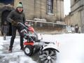 Садовий на прибиранні снігу у Львові
