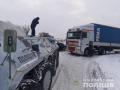 Київські поліцейські допомагають водіям долати наслідки негоди на дорозі 