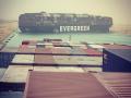 Гігантський контейнеровоз заблокував Суецький канал. У заторі стоять десятки суден