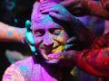 Словно нет эпидемии: «Фестиваль красок» Холи в Индии