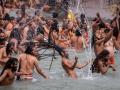 Мільйони індуїстів зібралися на березі річки Ганг, попри пандемію