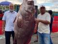 Вот это окунь: в Малайзии мужчина поймал рыбу весом в 161 кг