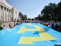 «До встречи дома»: в Киеве оставили пожелания крымчанам на крымскотатарском флаге 