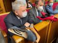 «Лютий треш»: депутатки вручили міністру оборони туфлі на підборах