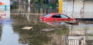Злива у Києві затопила вулиці та станції метро