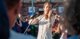 У Харкові посеред вулиці заграла легендарна червона скрипка Страдіварі