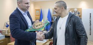 Кличко зустрівся з Усиком і подарував йому пояс WBC