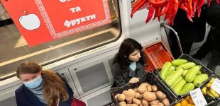 Салон краси і ятки з овочами у переповнених вагонах столичного метро: що це було?