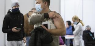 У масках та майже без черг: як у Києві вакцинуються проти COVID-19 