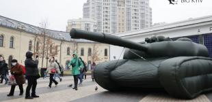 «Я надув танки, а військові надули мене»: незвичайна техніка на Арсенальній 