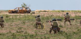 Работа на полосе препятствий, гранаты и выстрелы снайперов: как штурмовые подразделения одесской теробороны тренируются уничтожать врага 