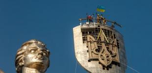 Український Тризуб замінив радянський герб на монументі «Батьківщина-мати»