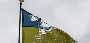 Український прапор і люди, які його захищають