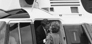 Поцілунки Рональда Рейгана та його дружини Ненсі