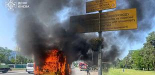 У Києві спалахнув маршрутний автобус: що відомо
