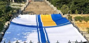 35 на 20 метрів: в Одесі розгорнули рекордний прапор Військово-Морських Сил ЗСУ