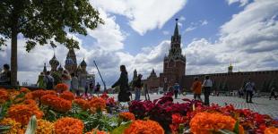 В Москві увесь ранок лунають вибухи: росіяни в паніці, аеропорти паралізовані, а на НПЗ пожежа 