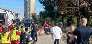Загиблі лежать на тротуарі: у Києві авто на шаленій швидкості влетіло у зупинку із людьми