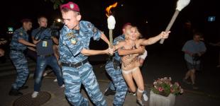 FEMEN пришли к Лукашенко с факелами 