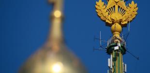 Над сталинской высоткой в центре Москвы поднят флаг Украины