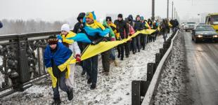 Українці об'єднали два береги Дніпра жовто-блакитним прапором