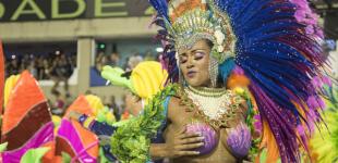 Кульминация карнавала в Рио: парад школ самбы. 