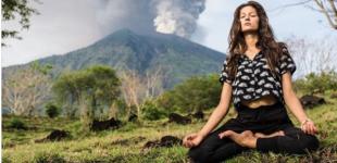 Соцсети заполонили фото туристов на фоне извергающегося вулкана на Бали