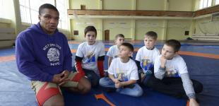 Призер Олимпийских игр Жан Беленюк провел тренировку с детьми-переселенцами