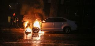 Спалене авто, шини і фаєри під посольством Росії