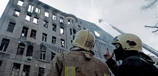 Одеса: тривають роботи з ліквідації пожежі в будівлі коледжу економіки та права
