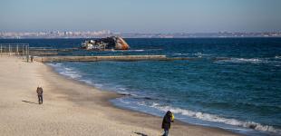 Январское море в Одессе: «туша» Delfi, моржи на Ланжероне и неприглядный Чкаловский пляж