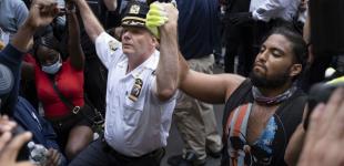 Поліцейські у США висловлюють підтримку мирним акціям, що проходять із вимогою справедливості