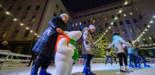 «Миколай приймає друзів»: біля Офісу Президента запрацювало новорічне містечко