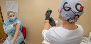 В Україні почали COVID-вакцинацію: спочатку медики