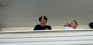 З оркестром під балконом: ВМС привітали з Днем перемоги 100-річного ветерана