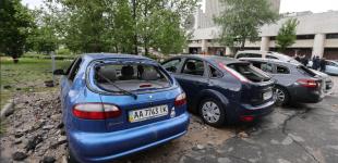 У Києві прорвало тепломережу: провал асфальту та пошкоджені автомобілі 