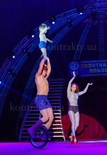 24 часа кобзов. Цирковой фестиваль Gold Trick Kobzov Circus 2015. Цирковой фестиваль Gold Trick Kobzov Circus 2015 воздушно спортивный эквилибр.