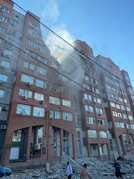 Ракетна атака на Дніпро: пошкоджена дев'ятиповерхівка, є постраждалі 