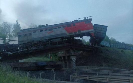 Під Курськом поїзд звалився з мосту на автомобільну дорогу: є поранені, сталась пожежа