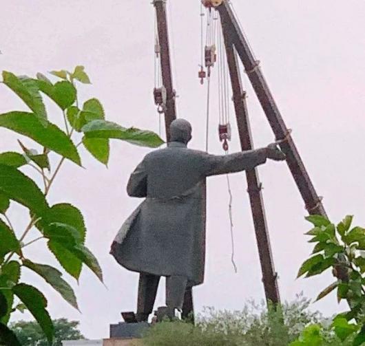 Найбільший у Центральній Азії пам'ятник Леніну повалили