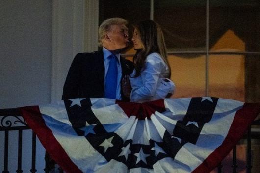 Поводилися як молодята: Дональд Трамп публічно поцілував дружину Меланію